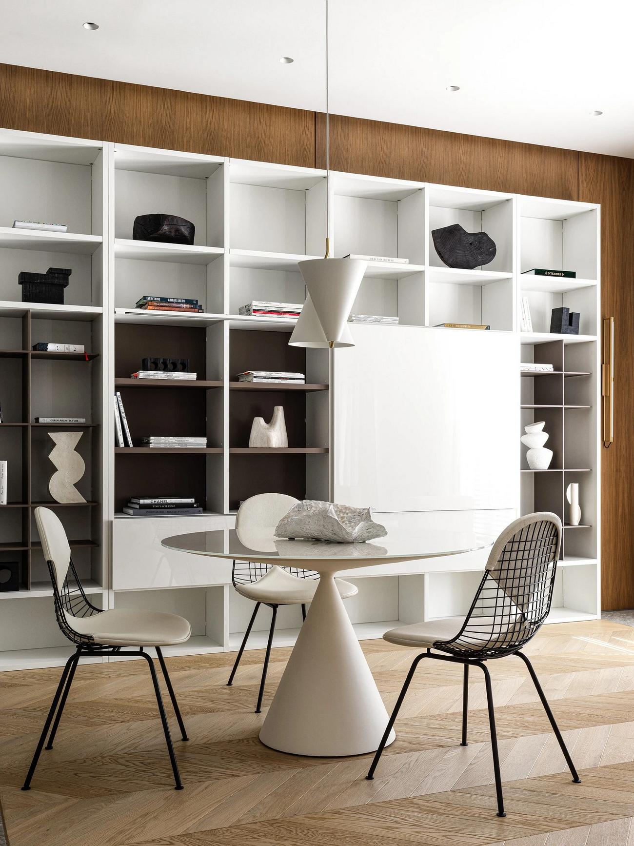 Modern városi otthon lágy minimalista berendezéssel: fa, fehér szürke és arany