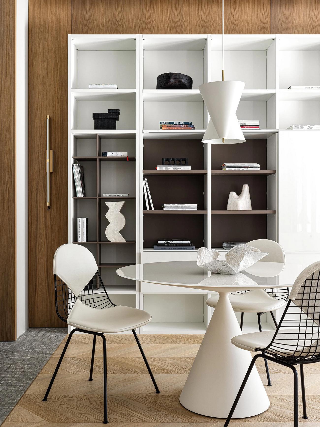 Modern városi otthon lágy minimalista berendezéssel: fa, fehér szürke és arany