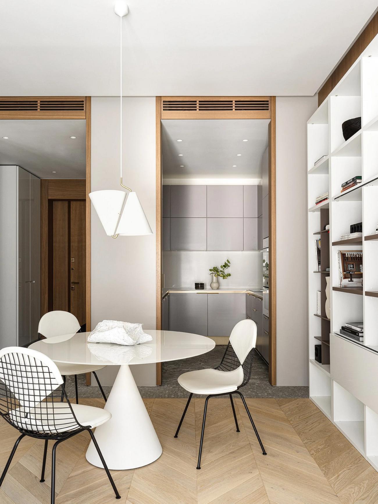 Modern városi otthon lágy minimalista berendezéssel: fa, fehér szürke és arany