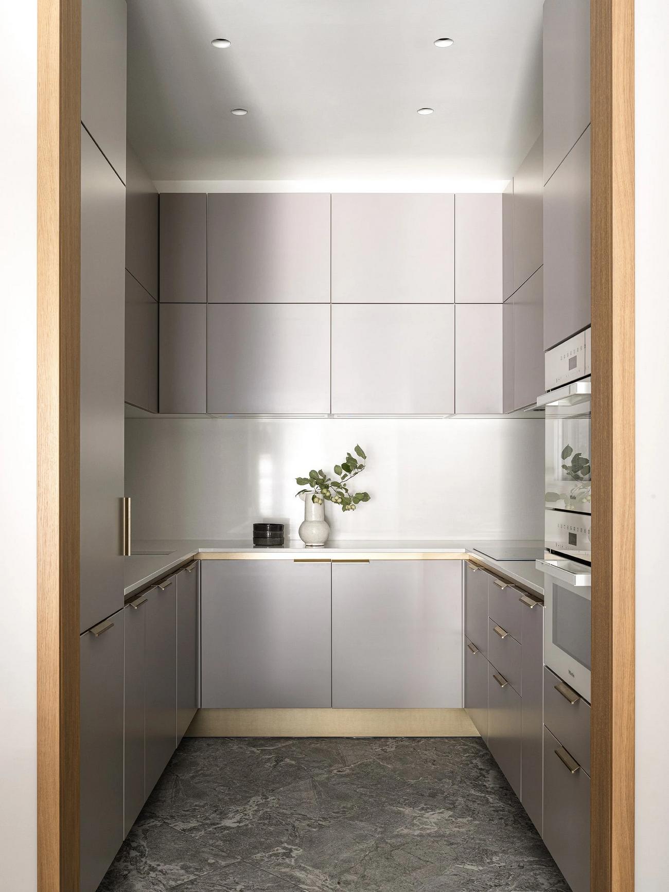 Modern városi otthon lágy minimalista berendezéssel: fa, fehér szürke és arany