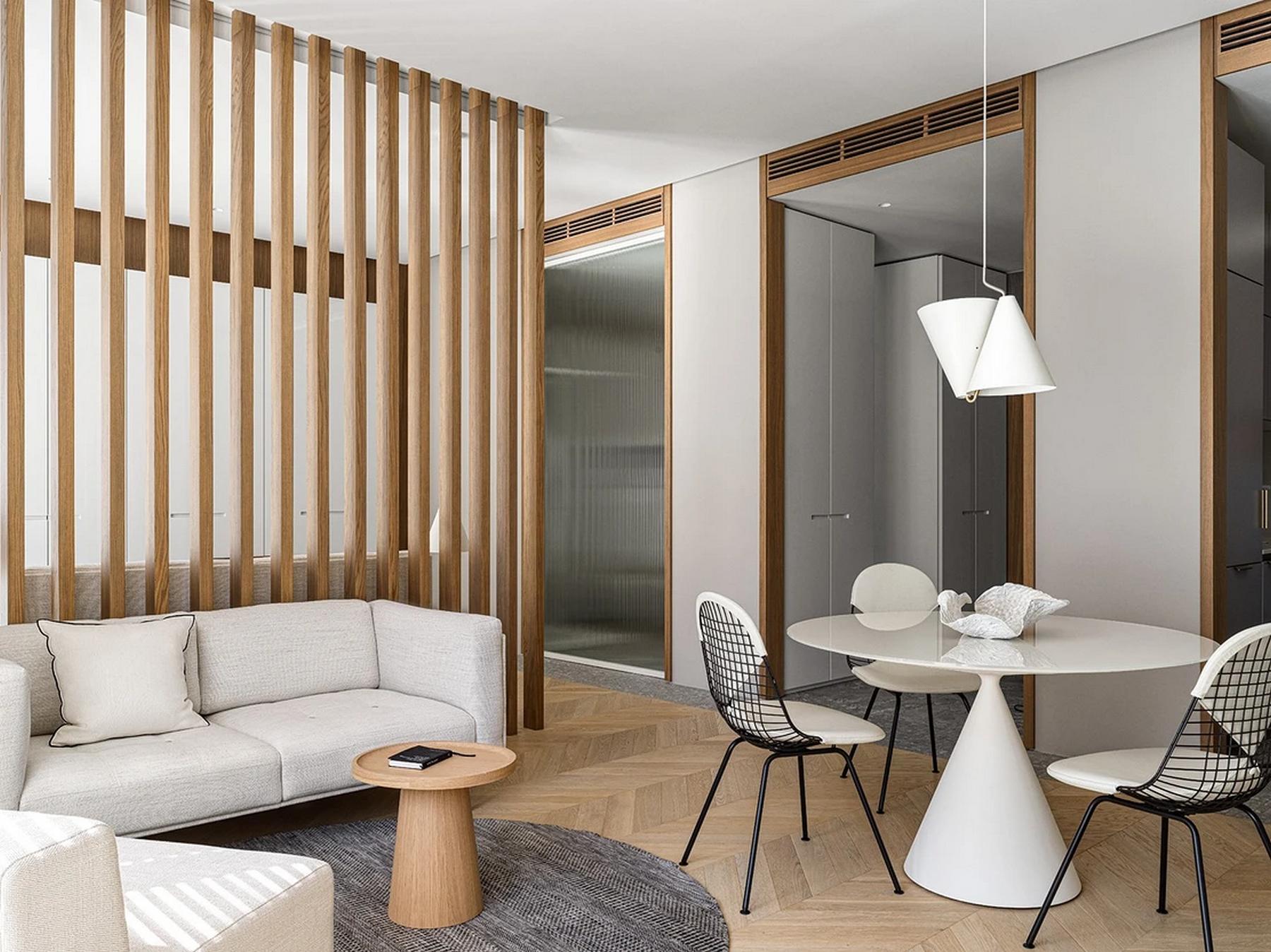 Modern városi otthon lágy minimalista berendezéssel: fa, fehér szürke és arany