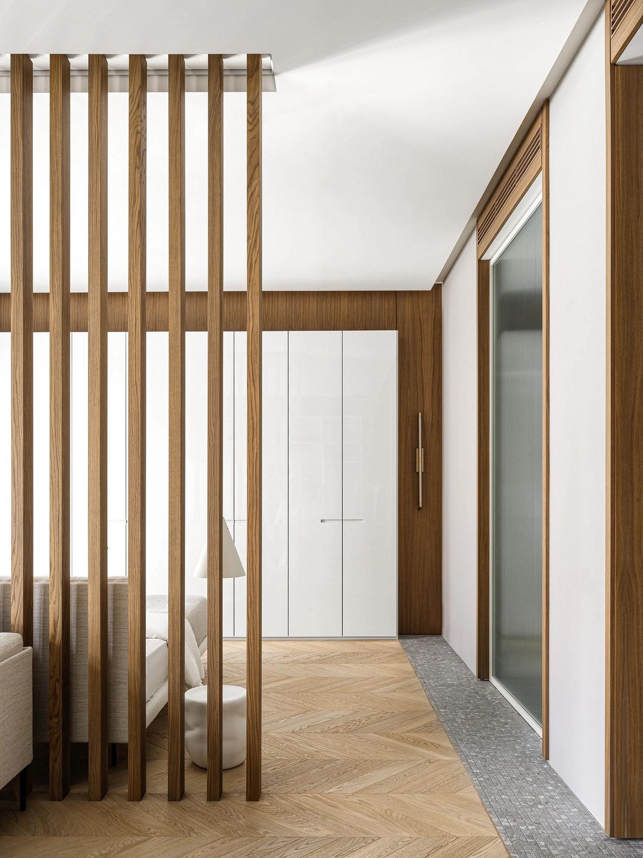 Modern városi otthon lágy minimalista berendezéssel: fa, fehér szürke és arany