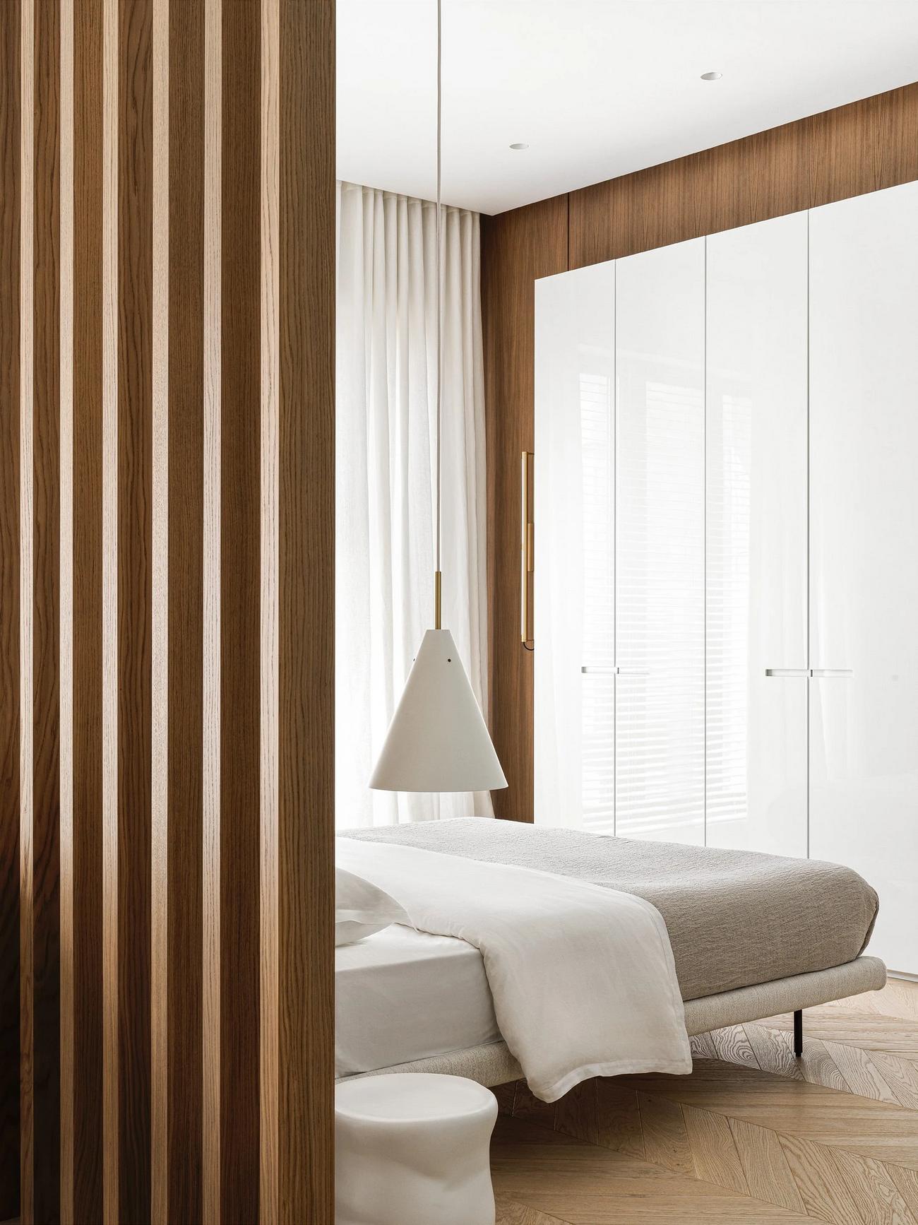 Modern városi otthon lágy minimalista berendezéssel: fa, fehér szürke és arany