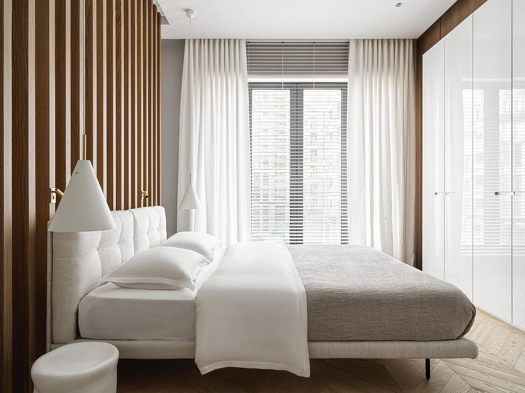 Modern városi otthon lágy minimalista berendezéssel: fa, fehér szürke és arany