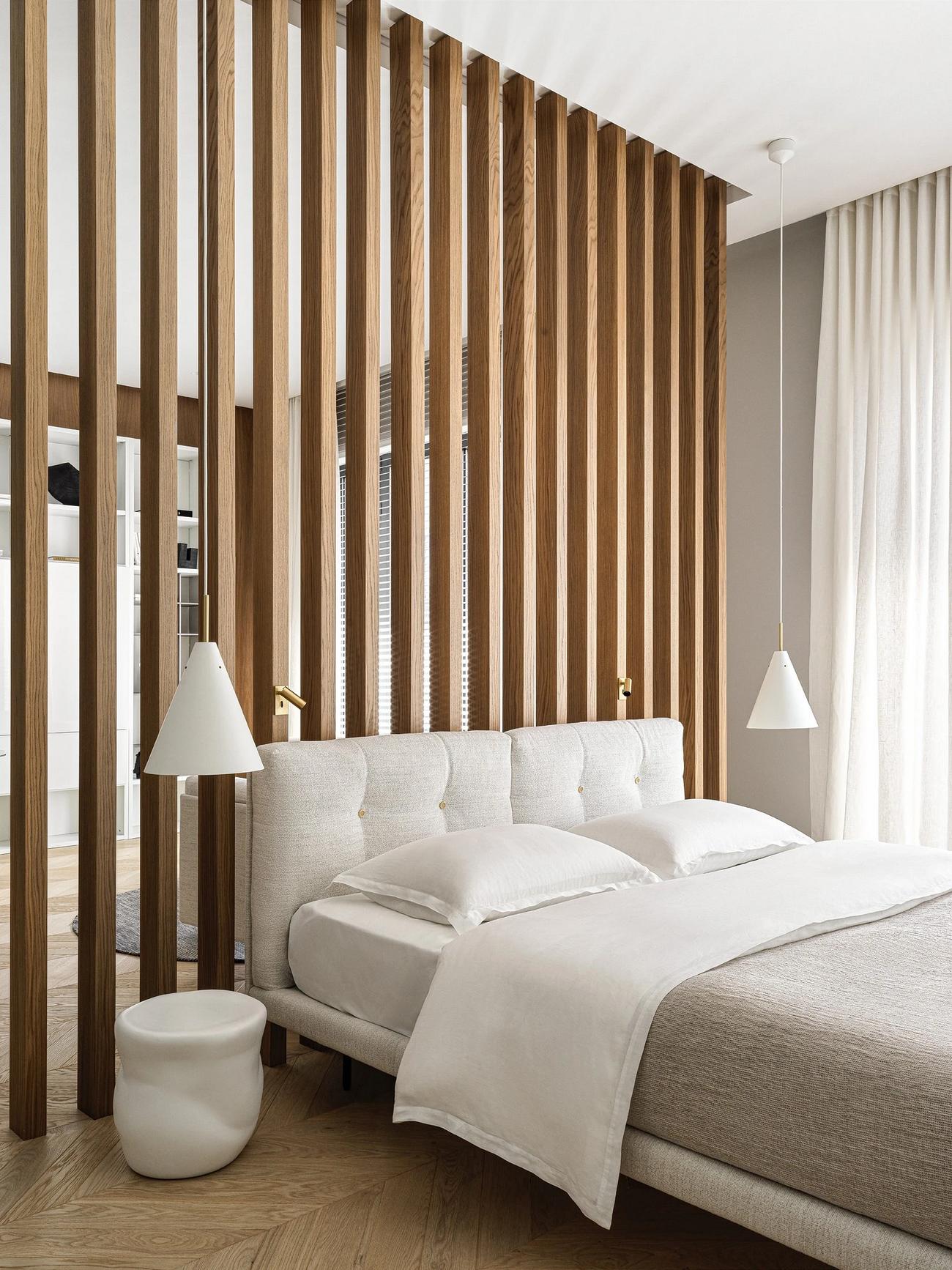 Modern városi otthon lágy minimalista berendezéssel: fa, fehér szürke és arany