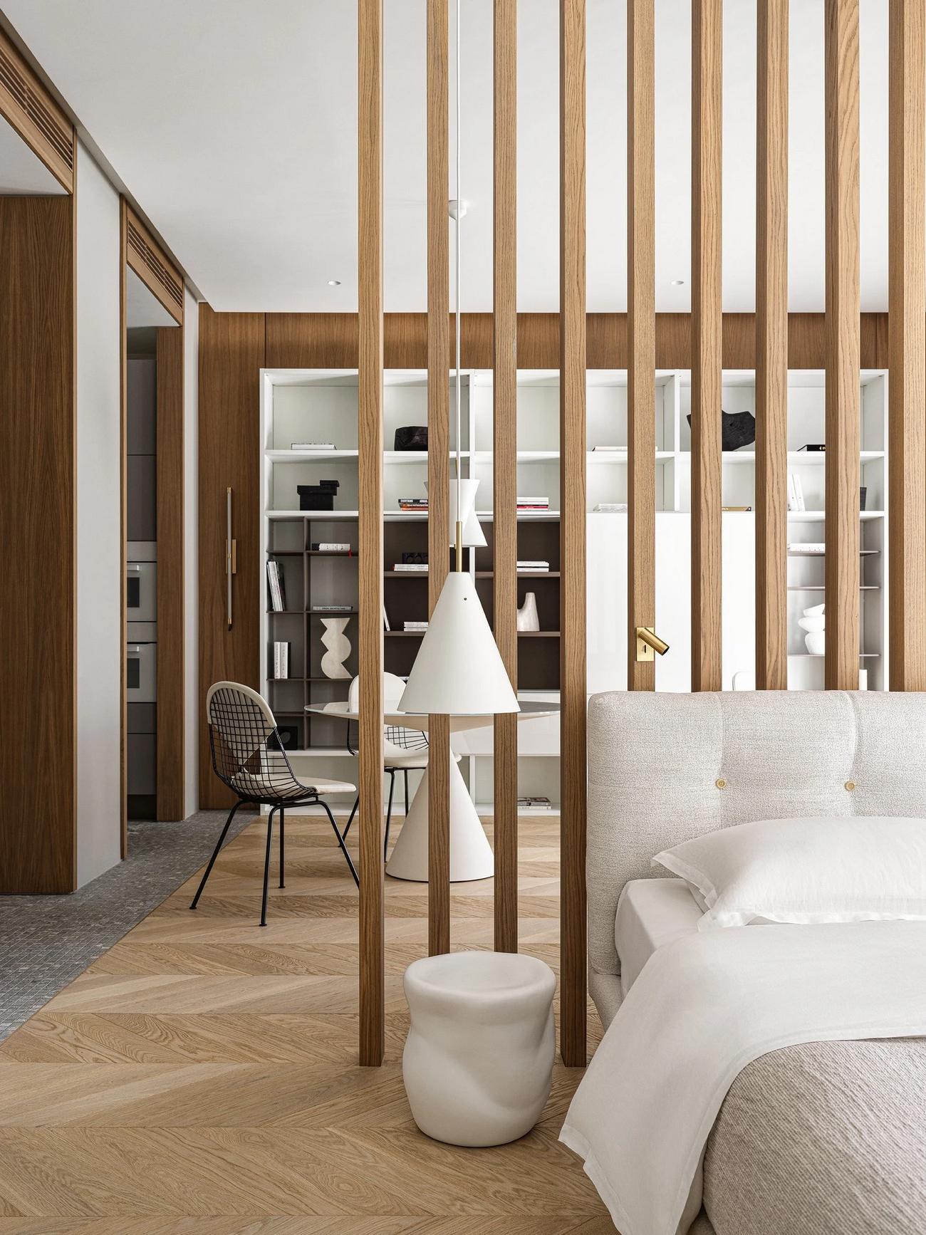 Modern városi otthon lágy minimalista berendezéssel: fa, fehér szürke és arany