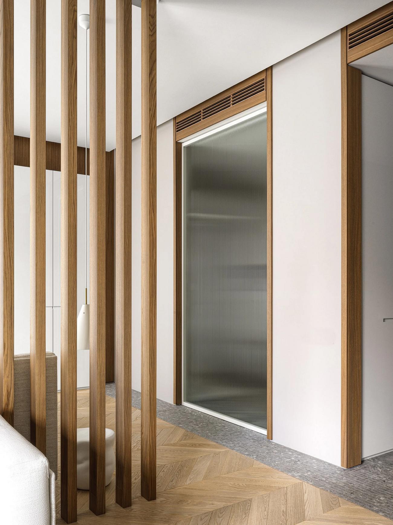 Modern városi otthon lágy minimalista berendezéssel: fa, fehér szürke és arany