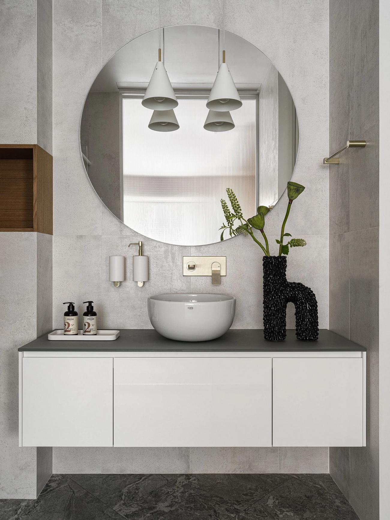 Modern városi otthon lágy minimalista berendezéssel: fa, fehér szürke és arany