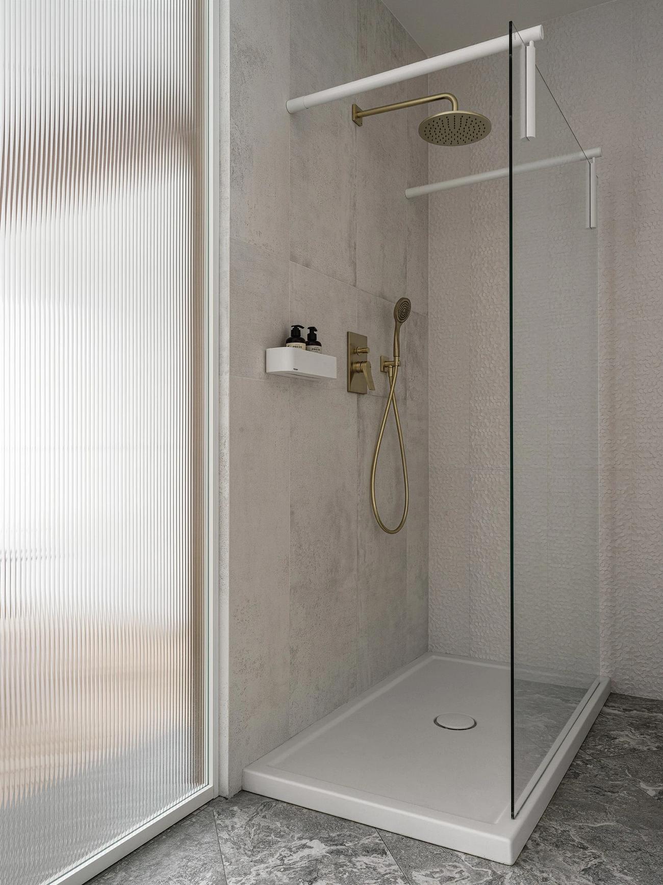 Modern városi otthon lágy minimalista berendezéssel: fa, fehér szürke és arany