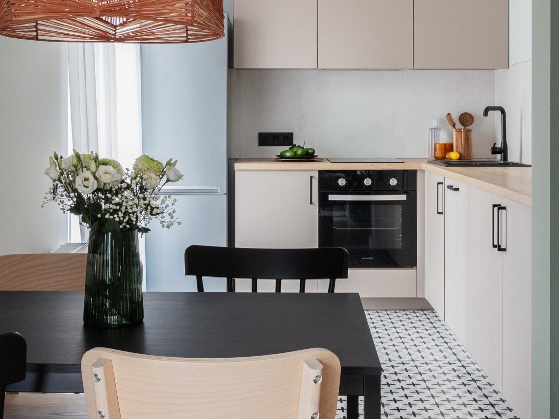 Nagy teraszos, de keskeny új építésű kis lakás berendezése