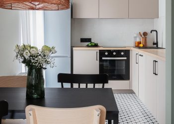 Nagy teraszos, de keskeny új építésű kis lakás berendezése