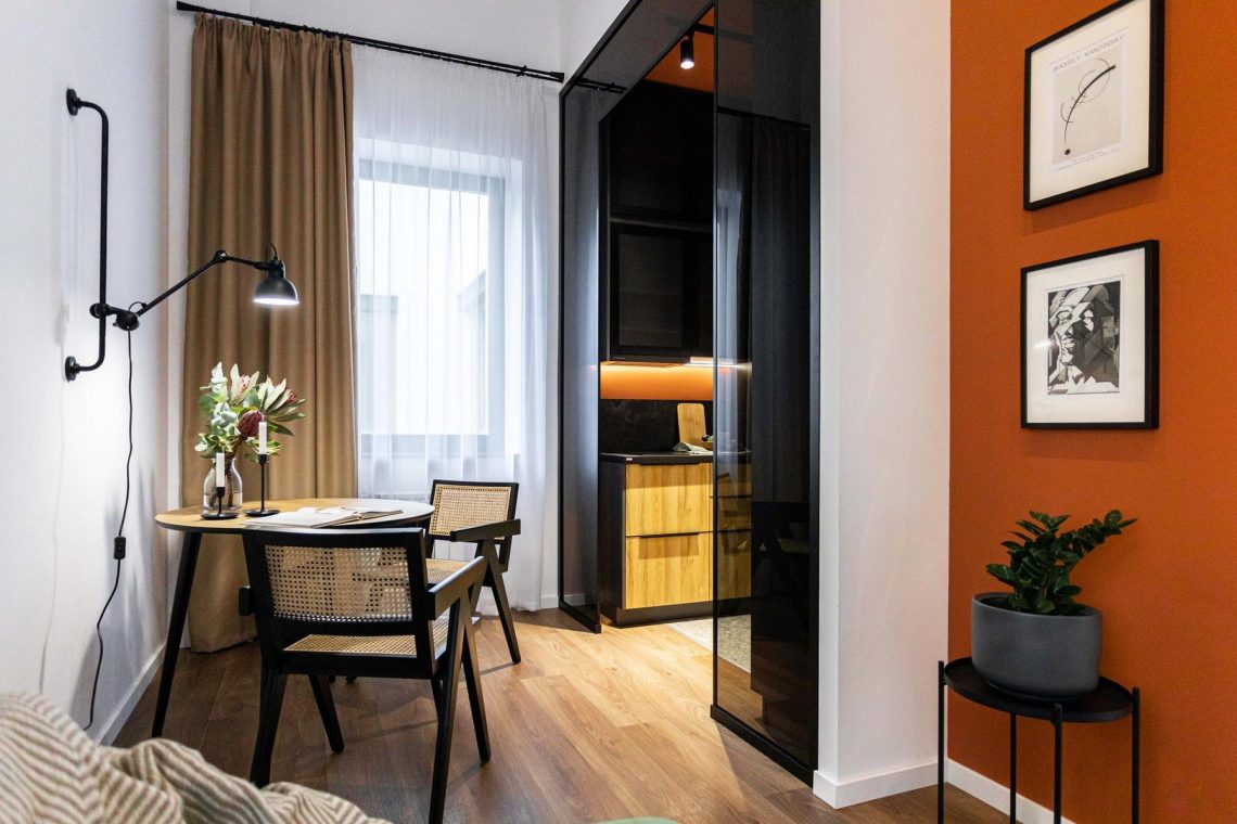 Nehezen berendezhető 37 m²‑es lakás átalakulása: átjárható konyha, terrakotta díszítés