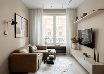 Otthonos bézs színvilág, egyszerű megoldások férfi szépen felújított lakásában, 50 m²