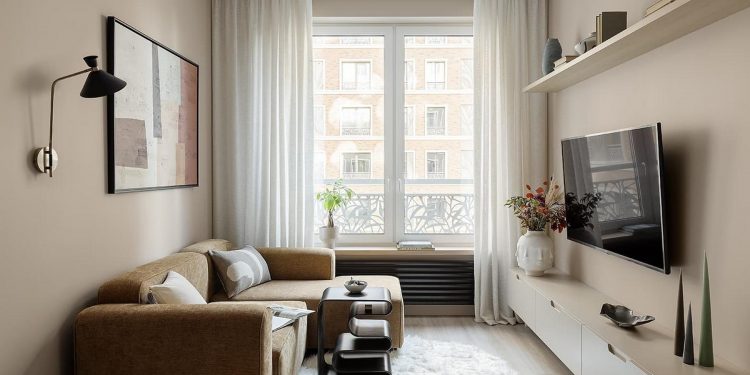 Otthonos bézs színvilág, egyszerű megoldások férfi szépen felújított lakásában, 50 m²