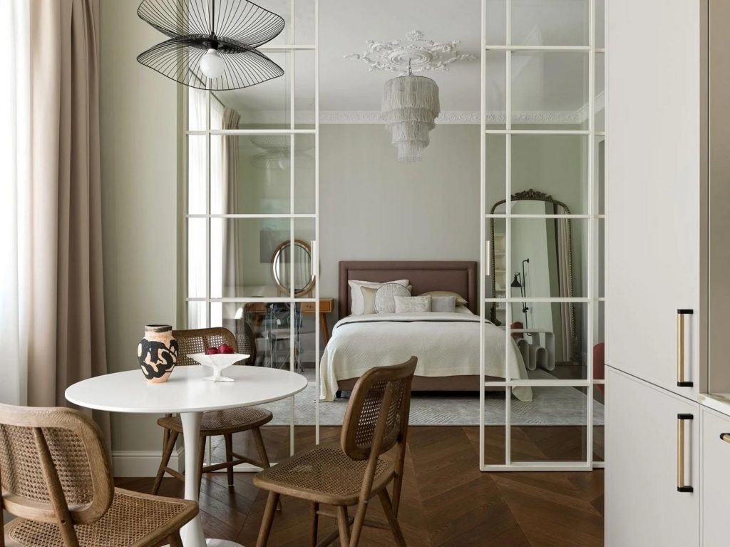 Pisztáciazöld és párizsi hangulat: fiatal nő 50 m²-es otthonában