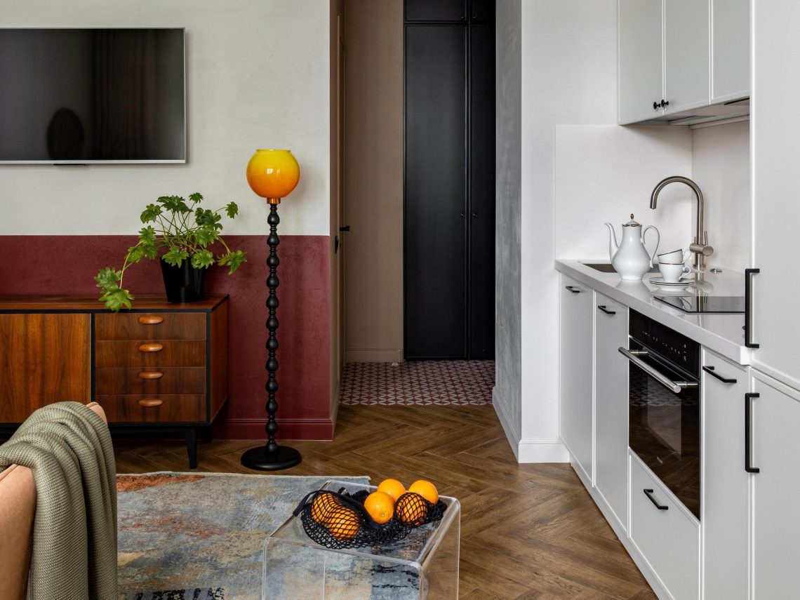 A retro stílus életteli otthonossága fiatal nő 45 m2-es lakásában