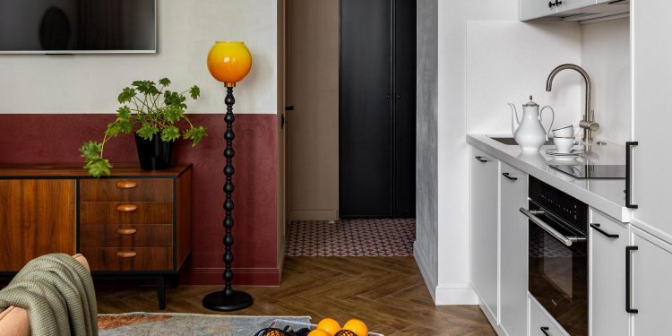 A retro stílus életteli otthonossága fiatal nő 45 m2-es lakásában