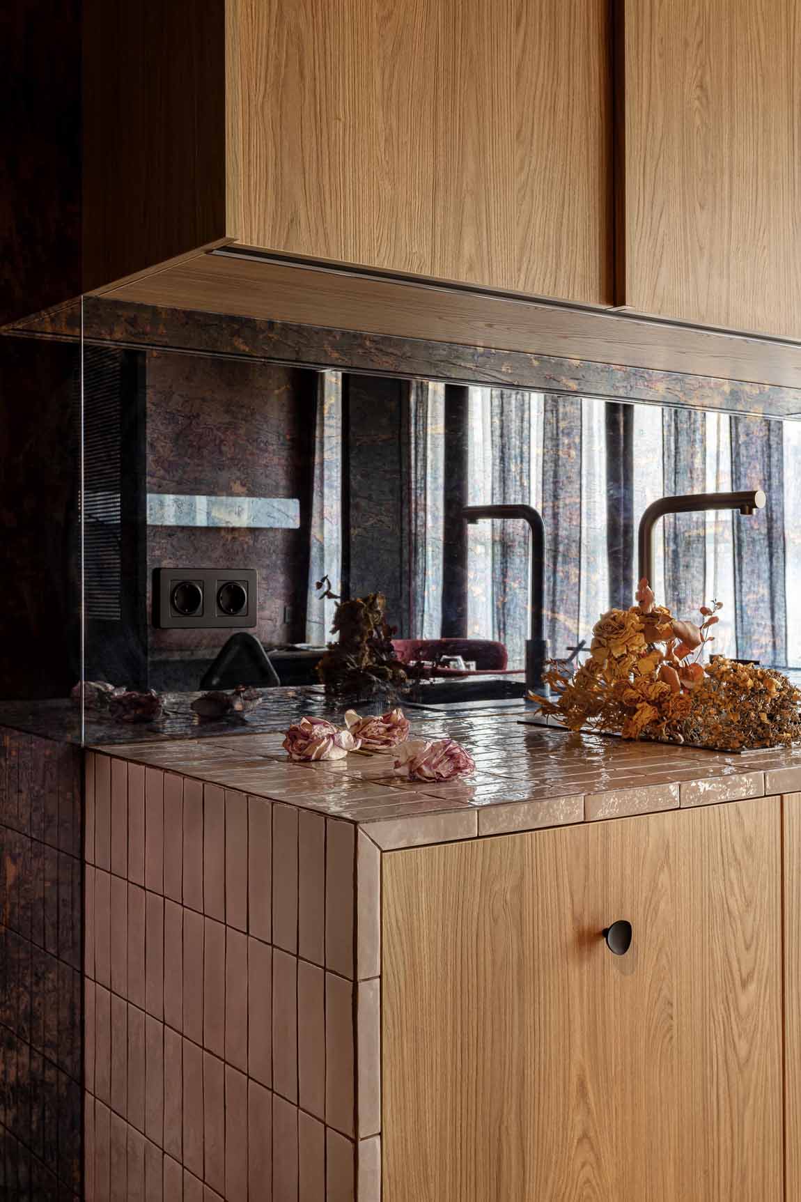 Agyagos, meleg színek és szokatlan részletek 35m2-en Agyagos, meleg színek és szokatlan részletek 35m2-en