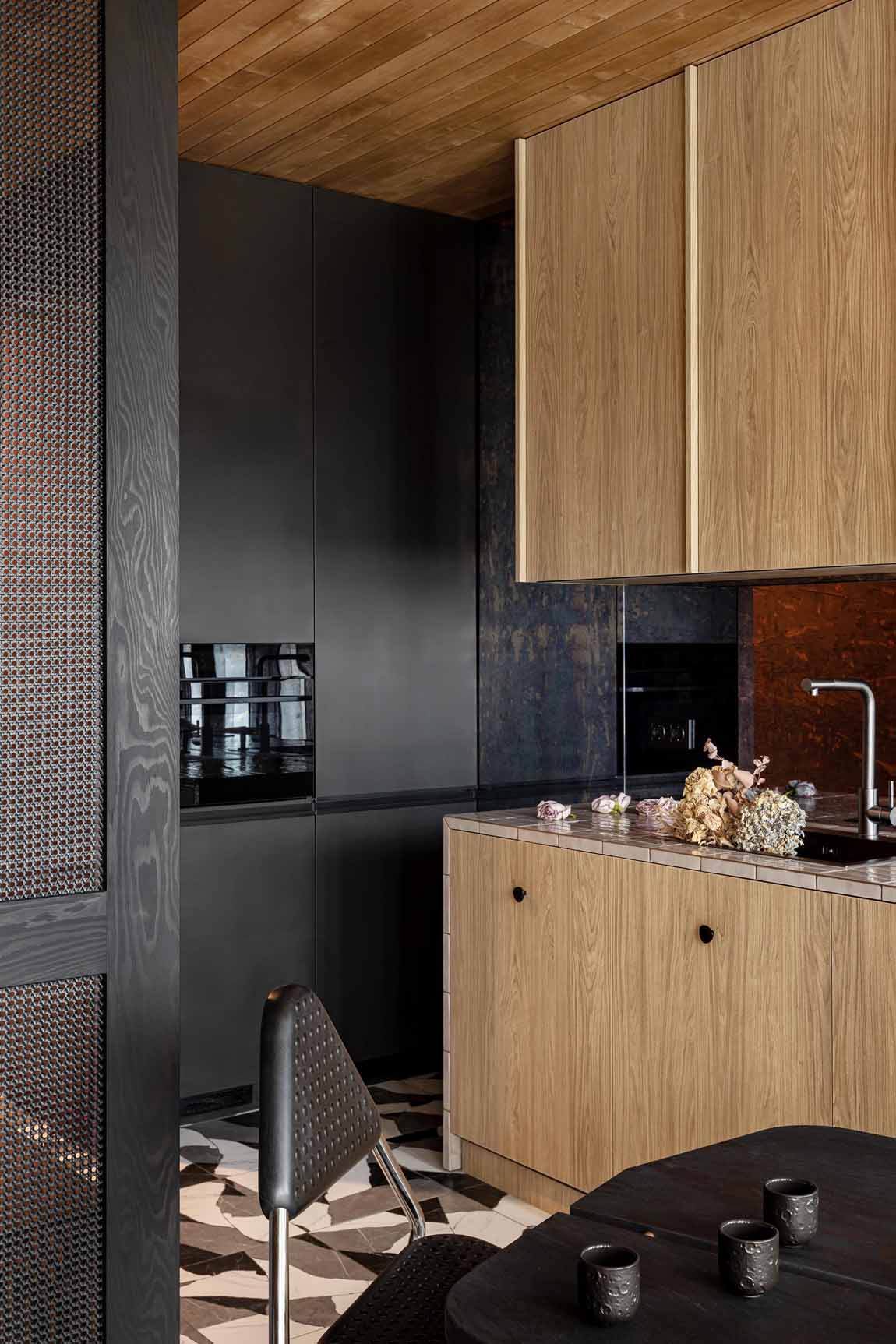 Agyagos, meleg színek és szokatlan részletek 35m2-en Agyagos, meleg színek és szokatlan részletek 35m2-en