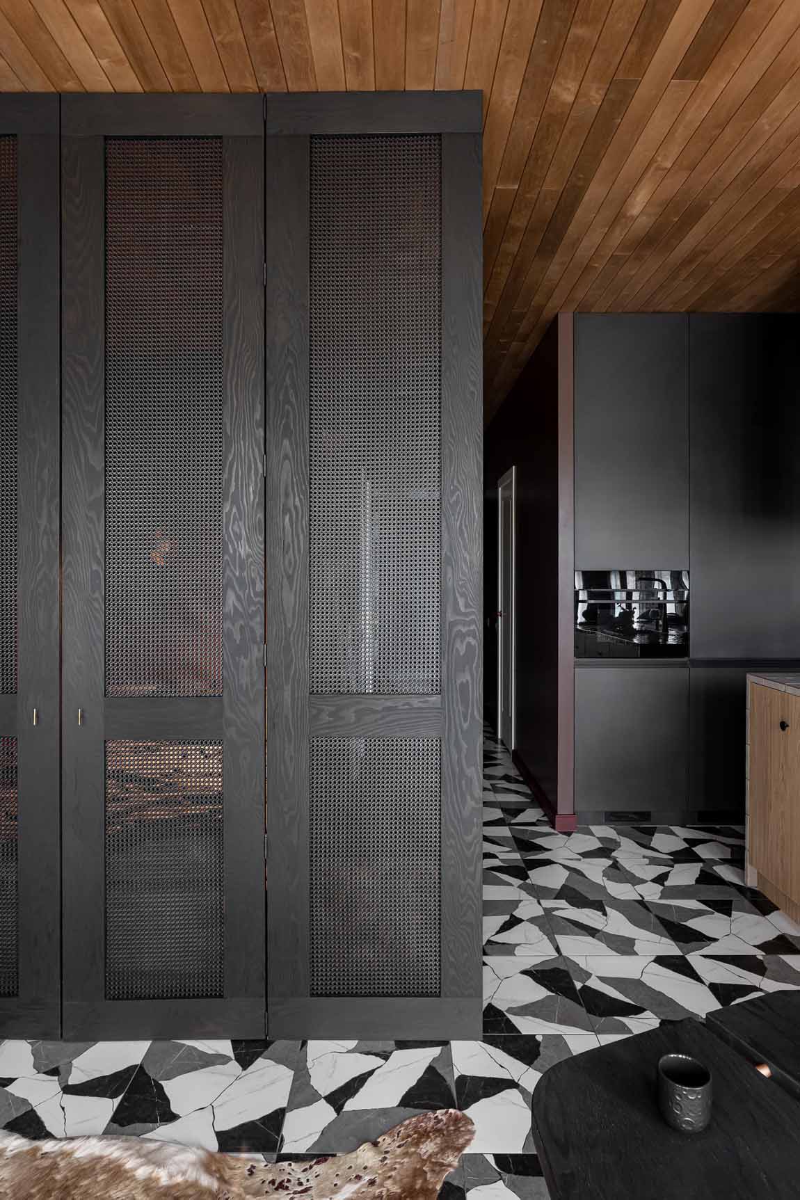 Agyagos, meleg színek és szokatlan részletek 35m2-en Agyagos, meleg színek és szokatlan részletek 35m2-en