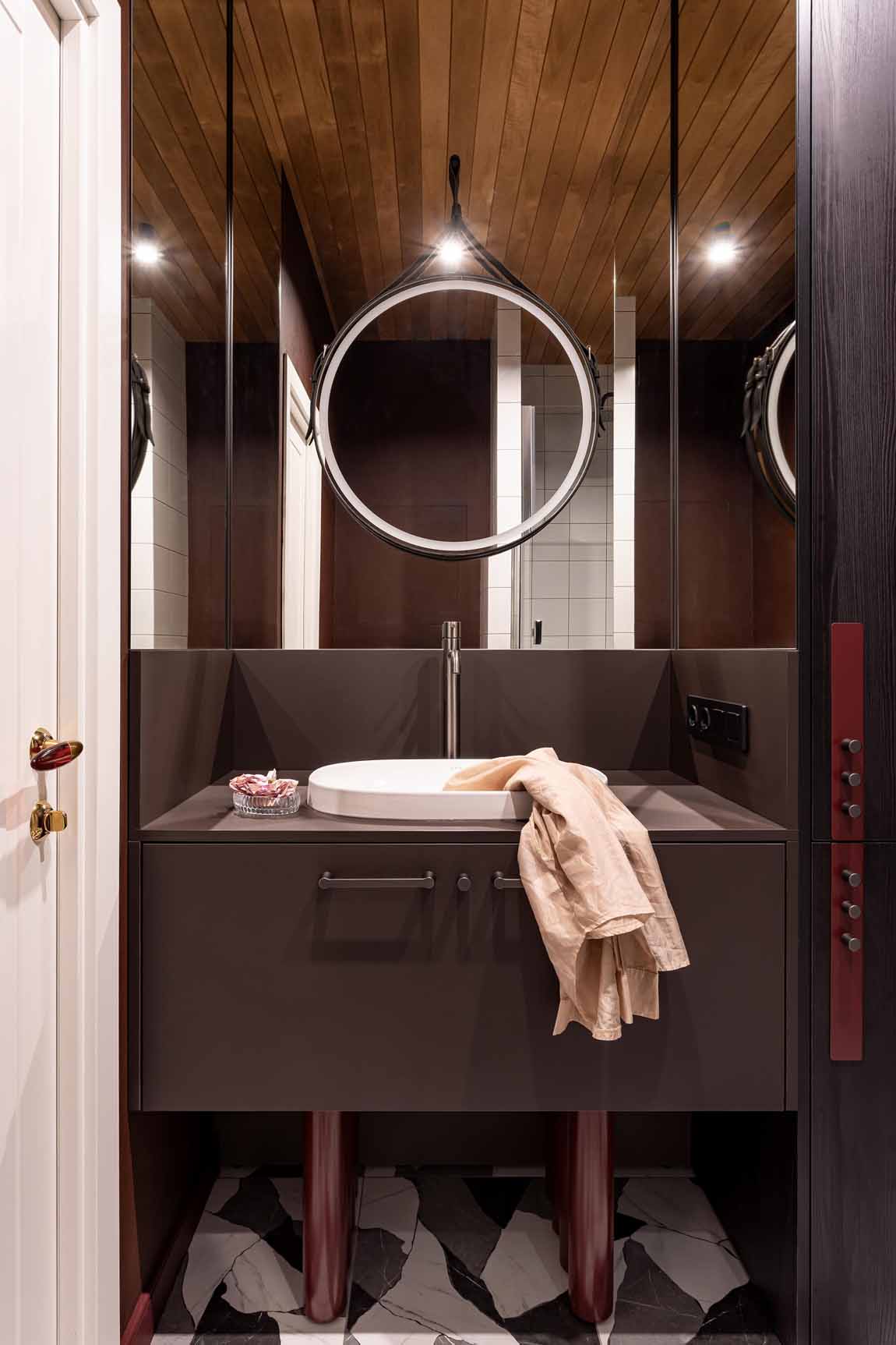 Agyagos, meleg színek és szokatlan részletek 35m2-en Agyagos, meleg színek és szokatlan részletek 35m2-en