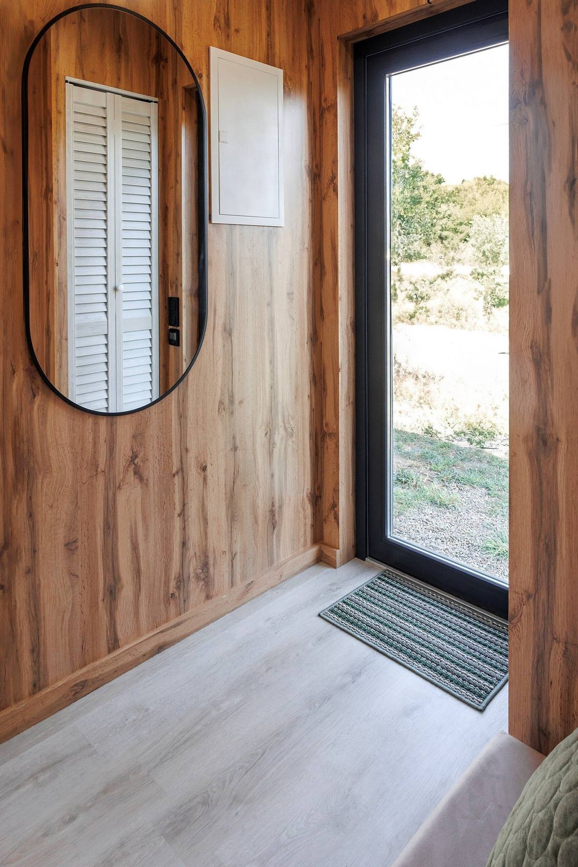 Stílusos mini házat rendezett be a férfi egyetlen tengeri konténerből, 27 m² Stílusos mini házat rendezett be a férfi egyetlen tengeri konténerből, 27 m²