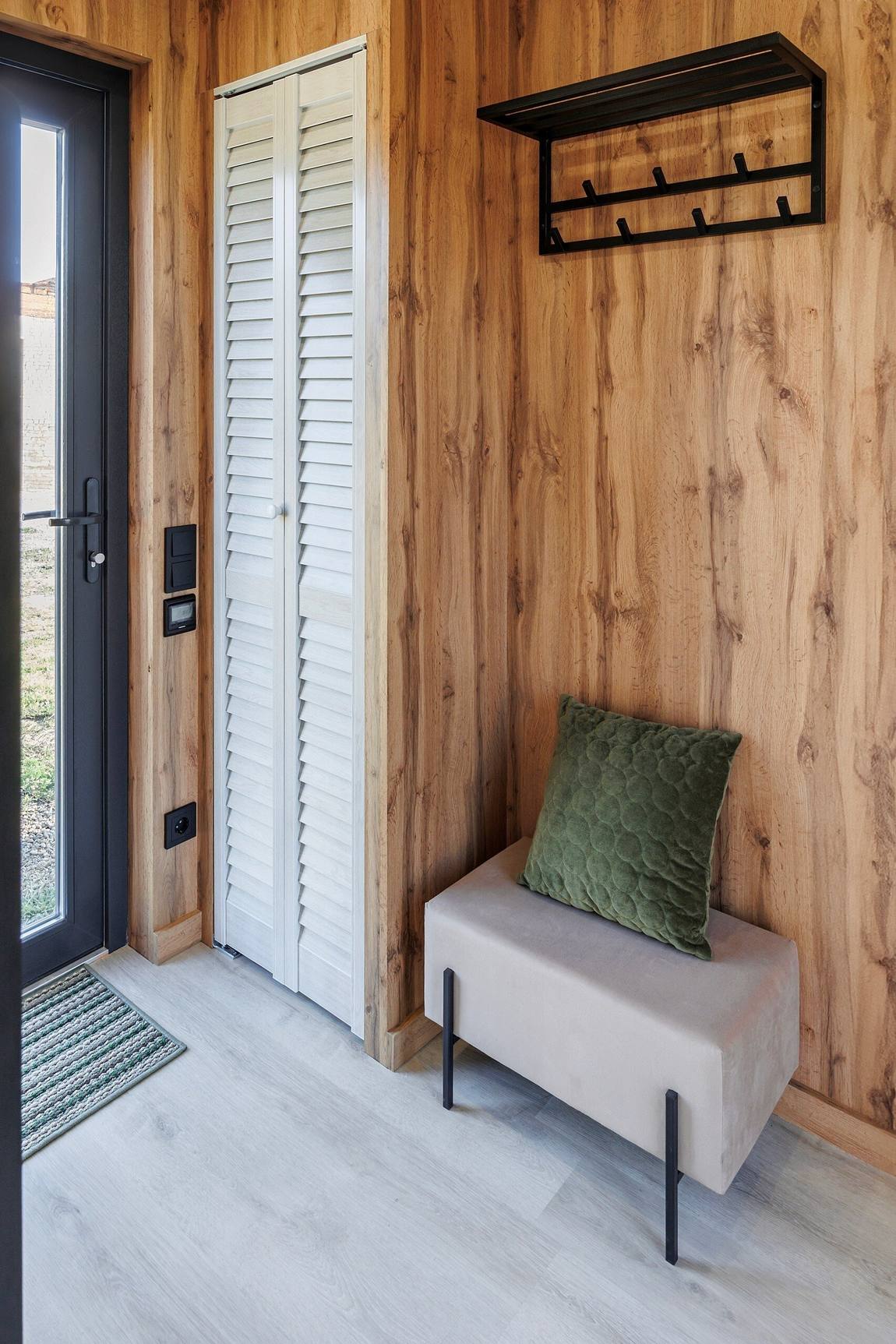 Stílusos mini házat rendezett be a férfi egyetlen tengeri konténerből, 27 m² Stílusos mini házat rendezett be a férfi egyetlen tengeri konténerből, 27 m²