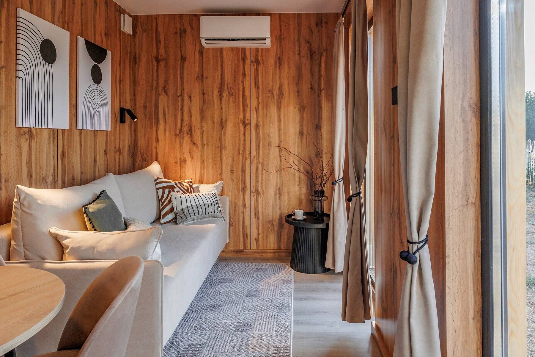 Stílusos mini házat rendezett be a férfi egyetlen tengeri konténerből, 27 m² Stílusos mini házat rendezett be a férfi egyetlen tengeri konténerből, 27 m²