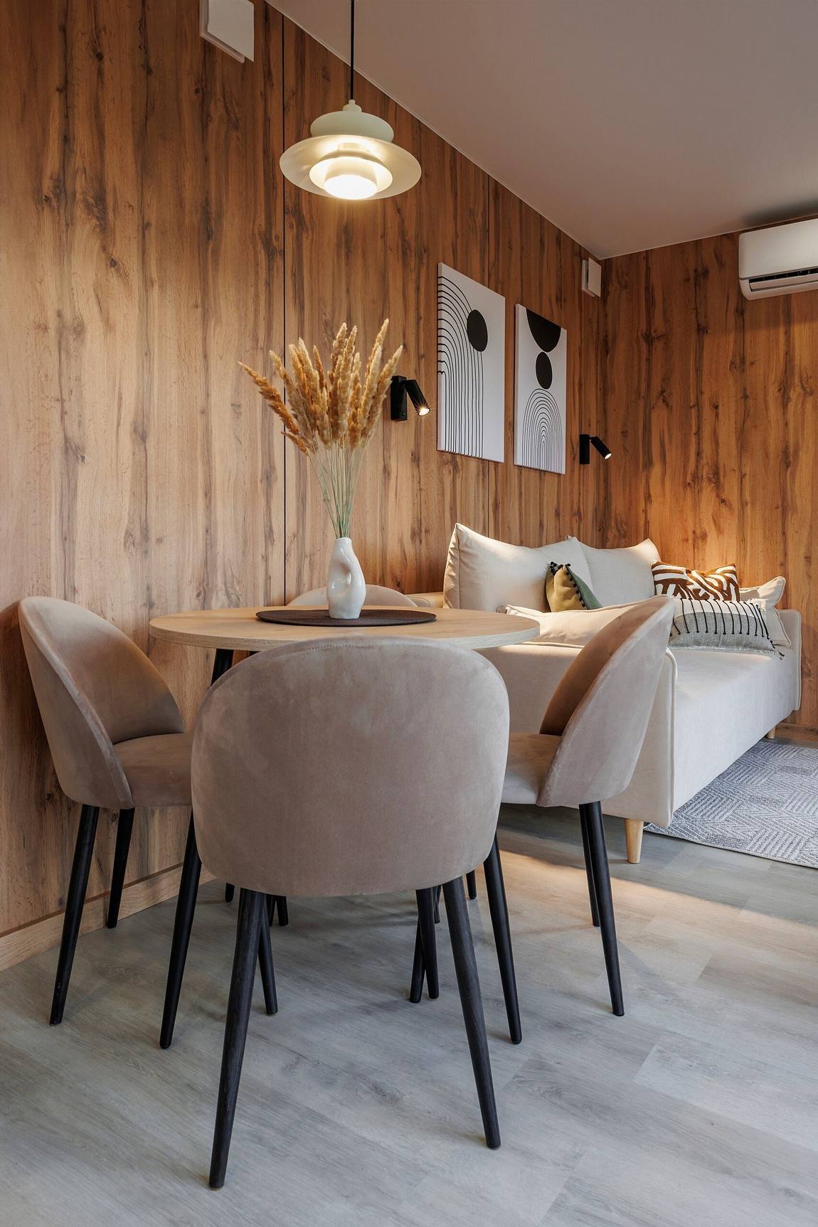 Stílusos mini házat rendezett be a férfi egyetlen tengeri konténerből, 27 m² Stílusos mini házat rendezett be a férfi egyetlen tengeri konténerből, 27 m²