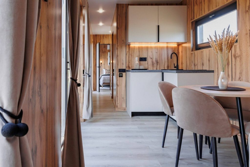 Stílusos mini házat rendezett be a férfi egyetlen tengeri konténerből, 27 m²