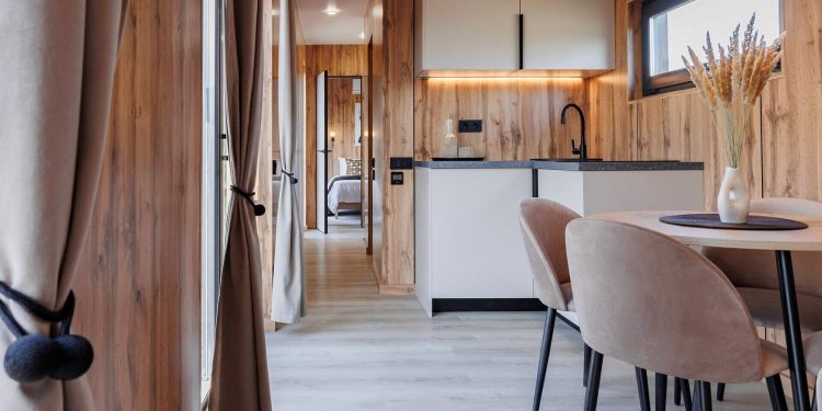 Stílusos mini házat rendezett be a férfi egyetlen tengeri konténerből, 27 m²