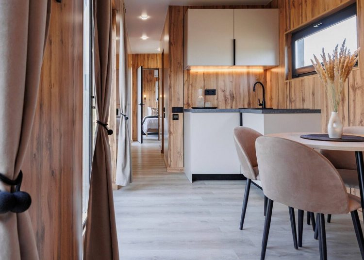 Stílusos mini házat rendezett be a férfi egyetlen tengeri konténerből, 27 m²