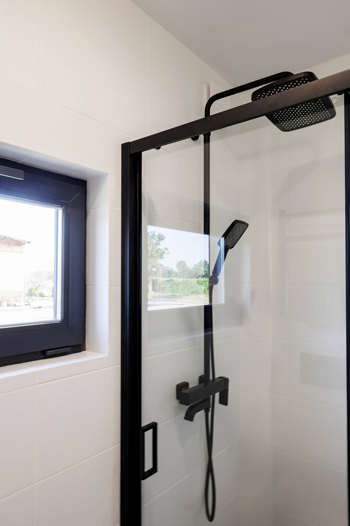 Stílusos mini házat rendezett be a férfi egyetlen tengeri konténerből, 27 m² Stílusos mini házat rendezett be a férfi egyetlen tengeri konténerből, 27 m²