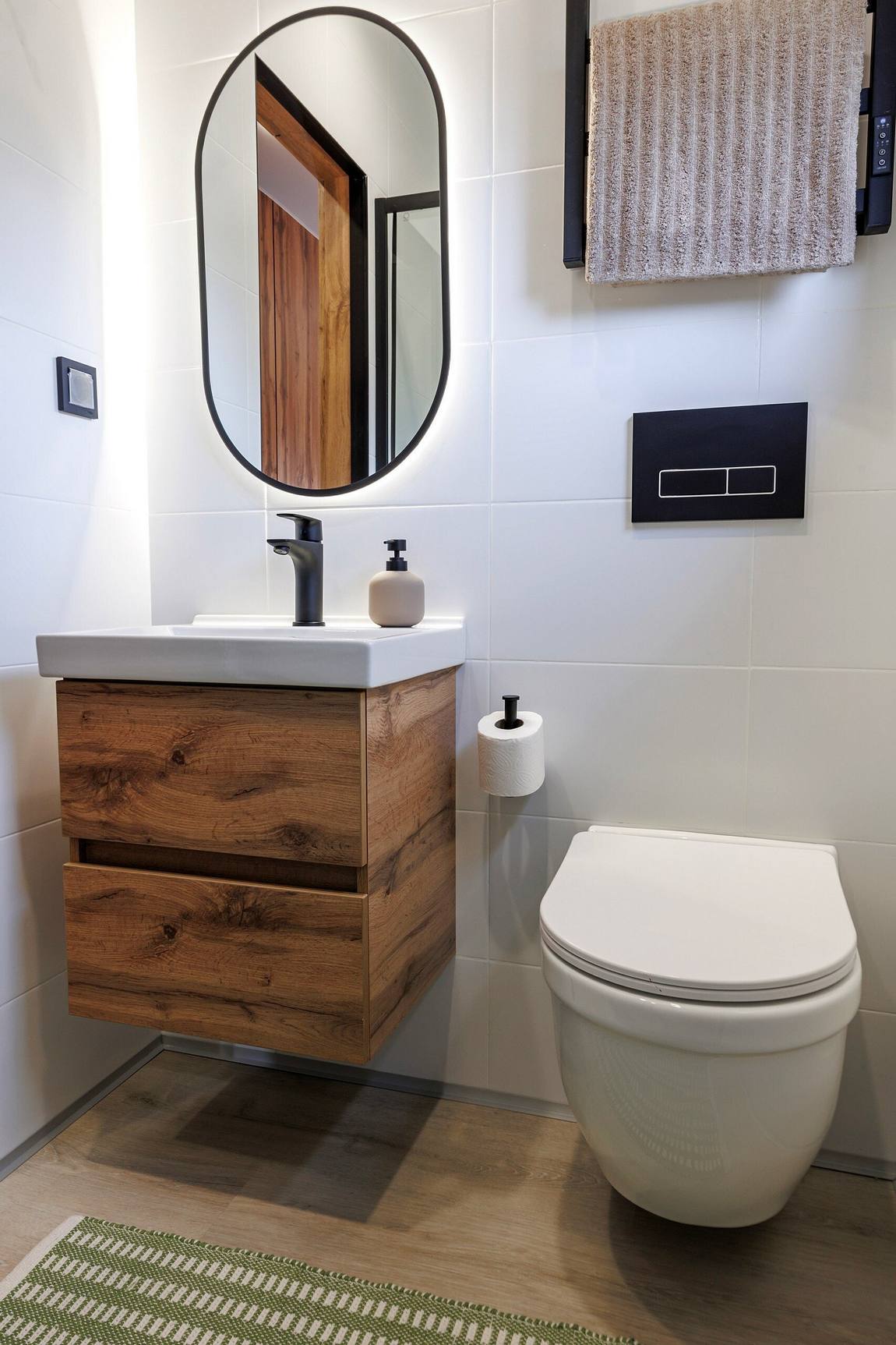 Stílusos mini házat rendezett be a férfi egyetlen tengeri konténerből, 27 m²