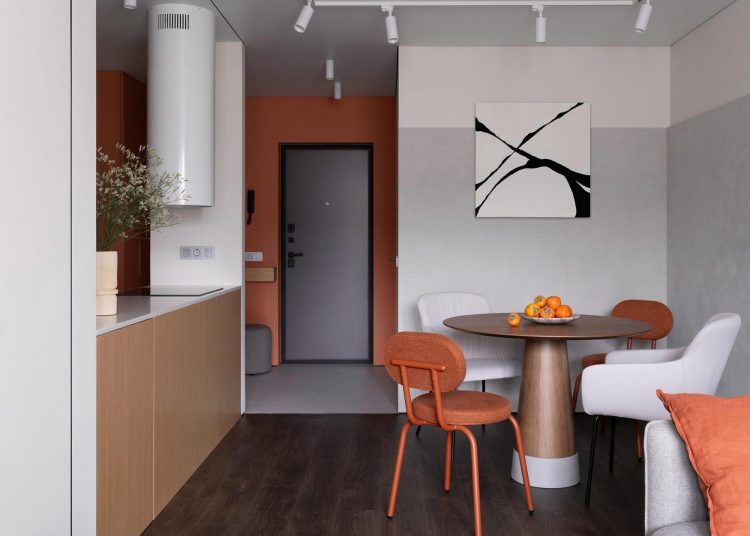 Szokatlan konyha kialakítás és terrakotta dekoráció 44 m2-es lakásban