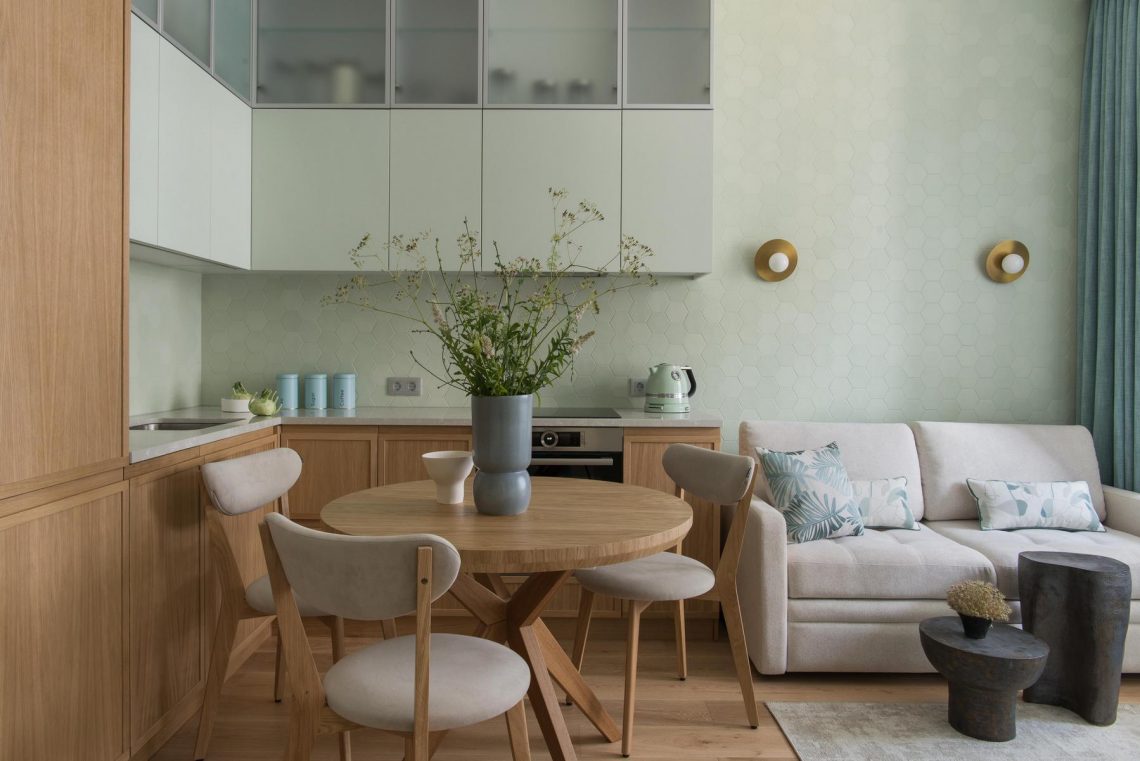 Természetes minimalizmus: szép zöld színpaletta pár 40 m²-es otthonában