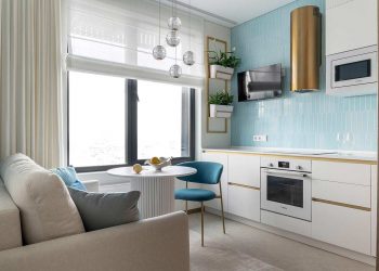 Fiatal nő új építésű, otthonos kis lakása a tenger színeivel, 33 m2