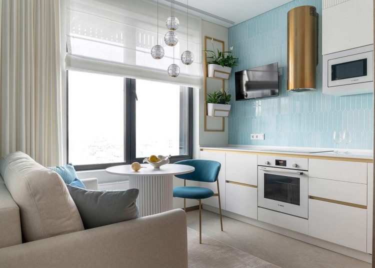 Fiatal nő új építésű, otthonos kis lakása a tenger színeivel, 33 m2