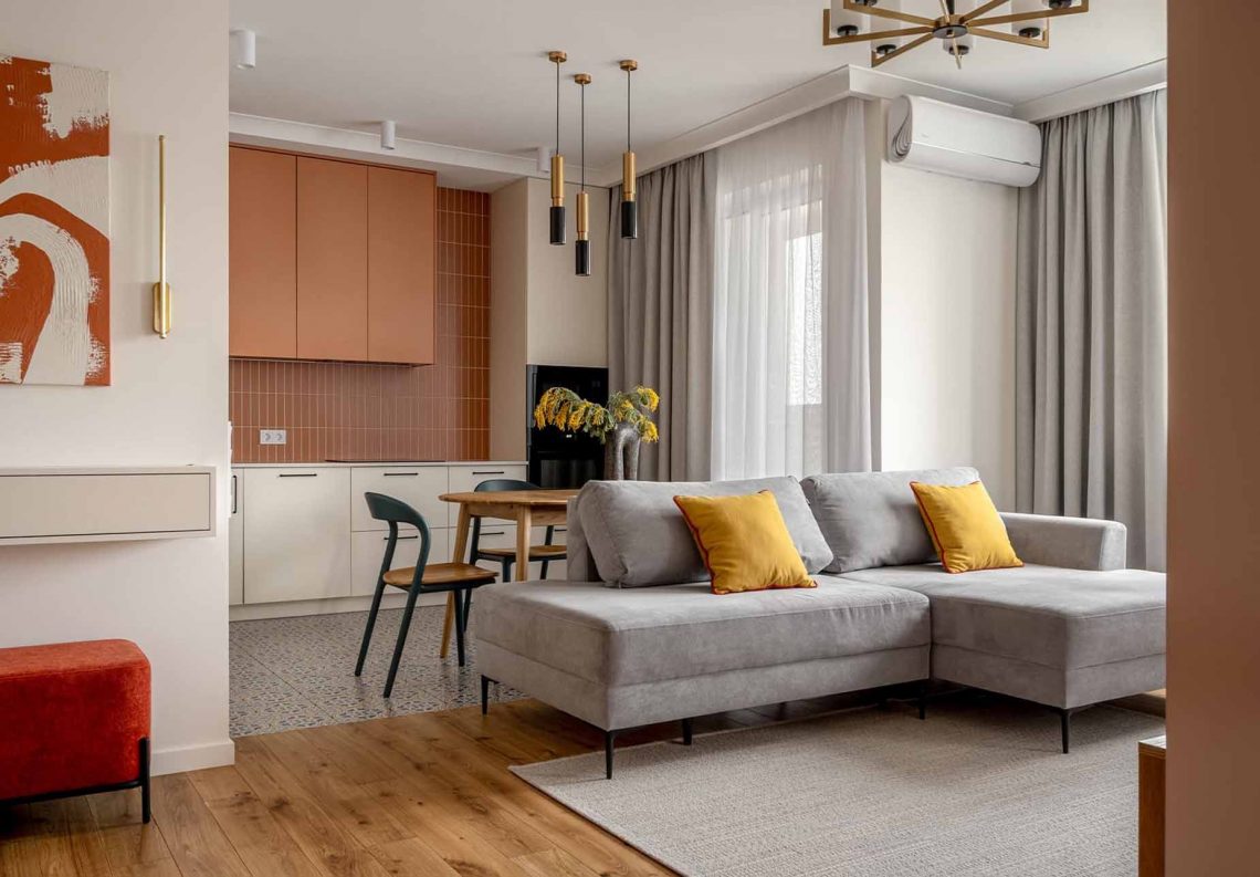 Gyermekes család lakása: vidám gyerekszoba, meleg terrakotta és fűzöld árnyalatok