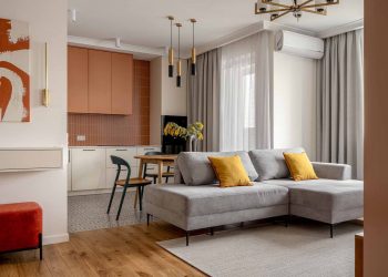 Gyermekes család lakása: vidám gyerekszoba, meleg terrakotta és fűzöld árnyalatok