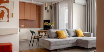 Gyermekes család lakása: vidám gyerekszoba, meleg terrakotta és fűzöld árnyalatok