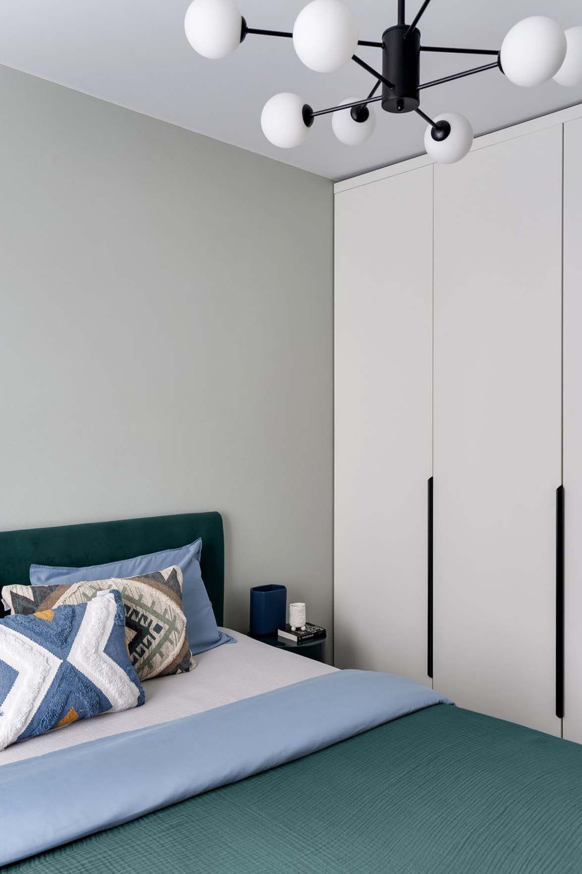 Férfi új lakása, amelyből a színek sem hiányoznak: személyre szabott 40m2-es lakótér