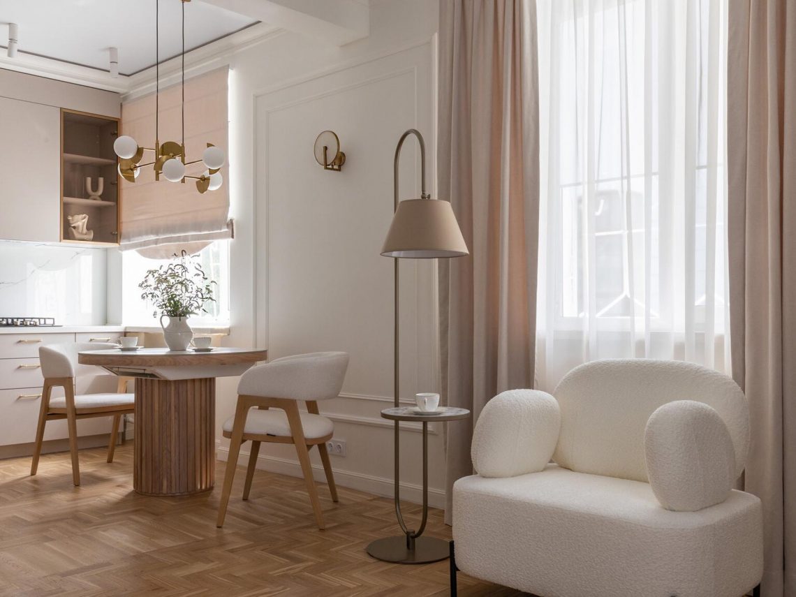 Harmonikus színvilág, semmi felesleges: modern dizájn régi bérházban, 55 m2-en