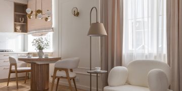 Harmonikus színvilág, semmi felesleges: modern dizájn régi bérházban, 55 m2-en