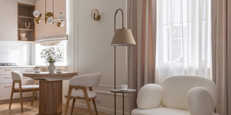 Harmonikus színvilág, semmi felesleges: modern dizájn régi bérházban, 55 m2-en