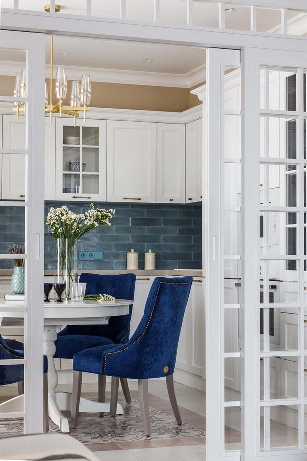 Idős édesanyja lakását rendezte be a férfi: keleti motívumok, életteli enteriőr 66m2-en