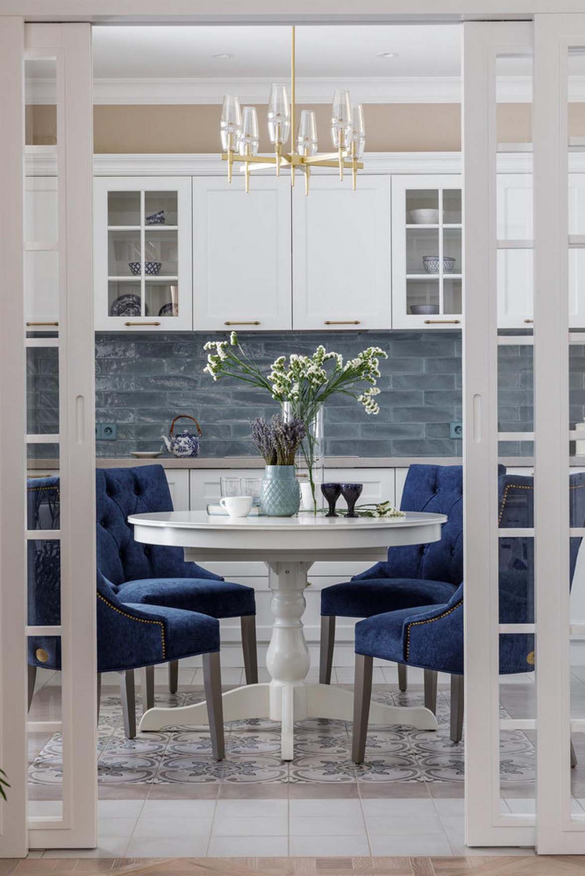 Idős édesanyja lakását rendezte be a férfi: keleti motívumok, életteli enteriőr 66m2-en