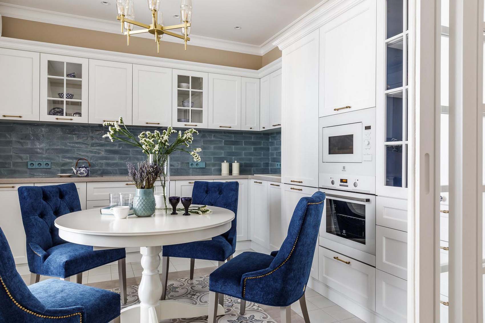 Idős édesanyja lakását rendezte be a férfi: keleti motívumok, életteli enteriőr 66m2-en