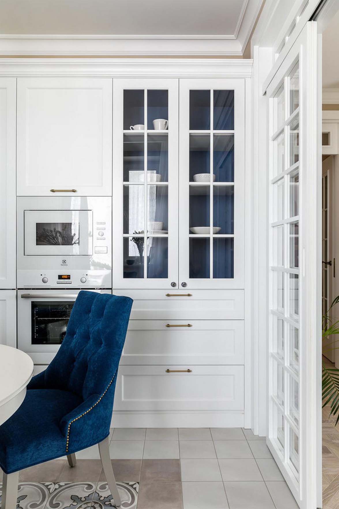 Idős édesanyja lakását rendezte be a férfi: keleti motívumok, életteli enteriőr 66m2-en