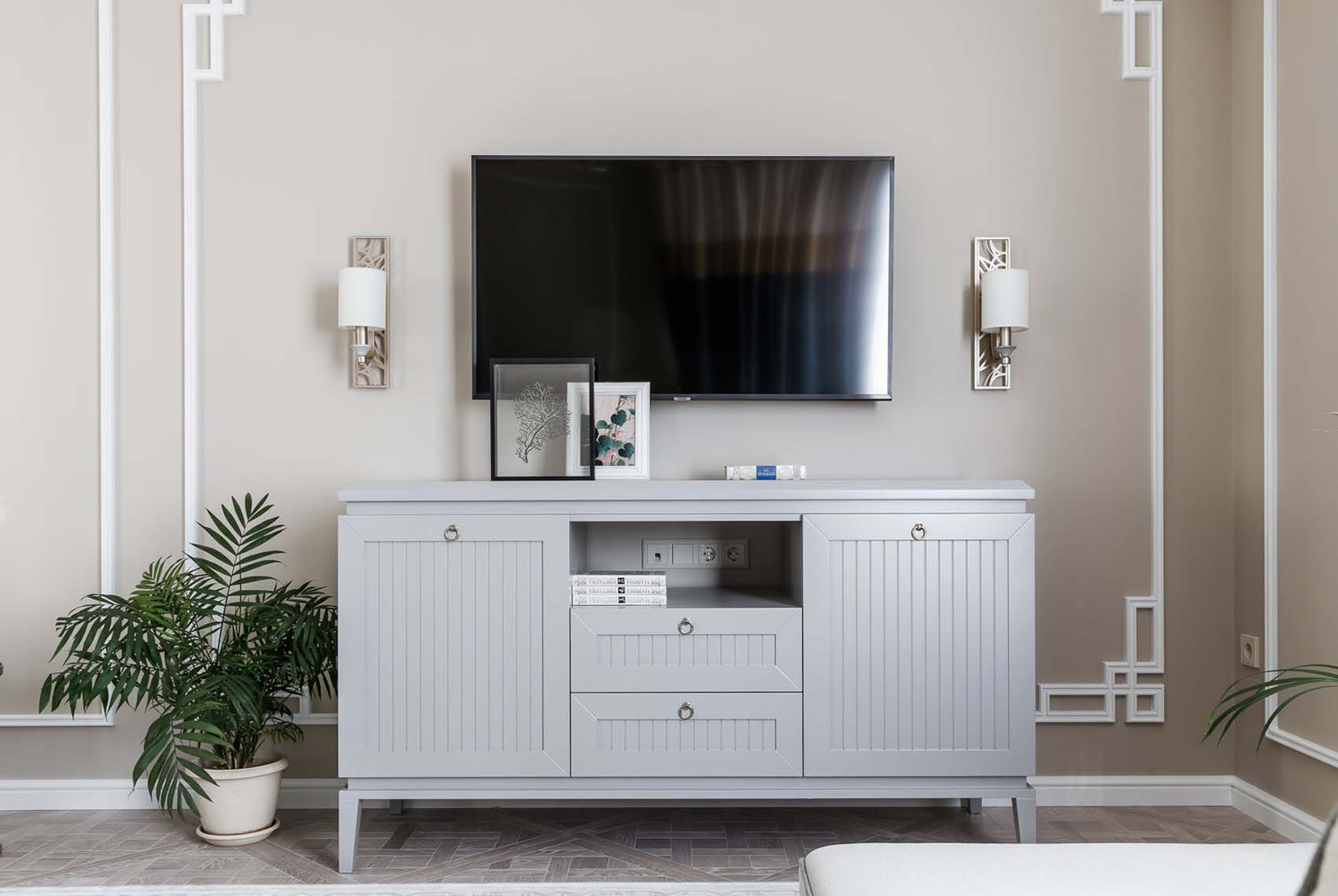 Idős édesanyja lakását rendezte be a férfi: keleti motívumok, életteli enteriőr 66m2-en